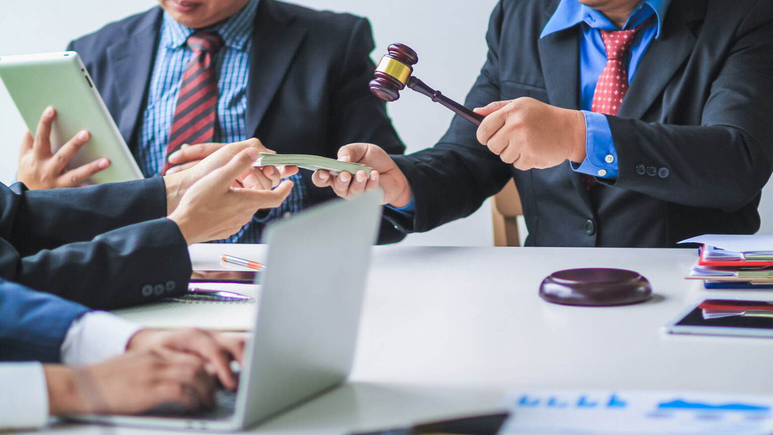 Zbieg egzekucji sądowej i administracyjnej: ile zabiorą, gdy wkracza urząd skarbowy i komornik?