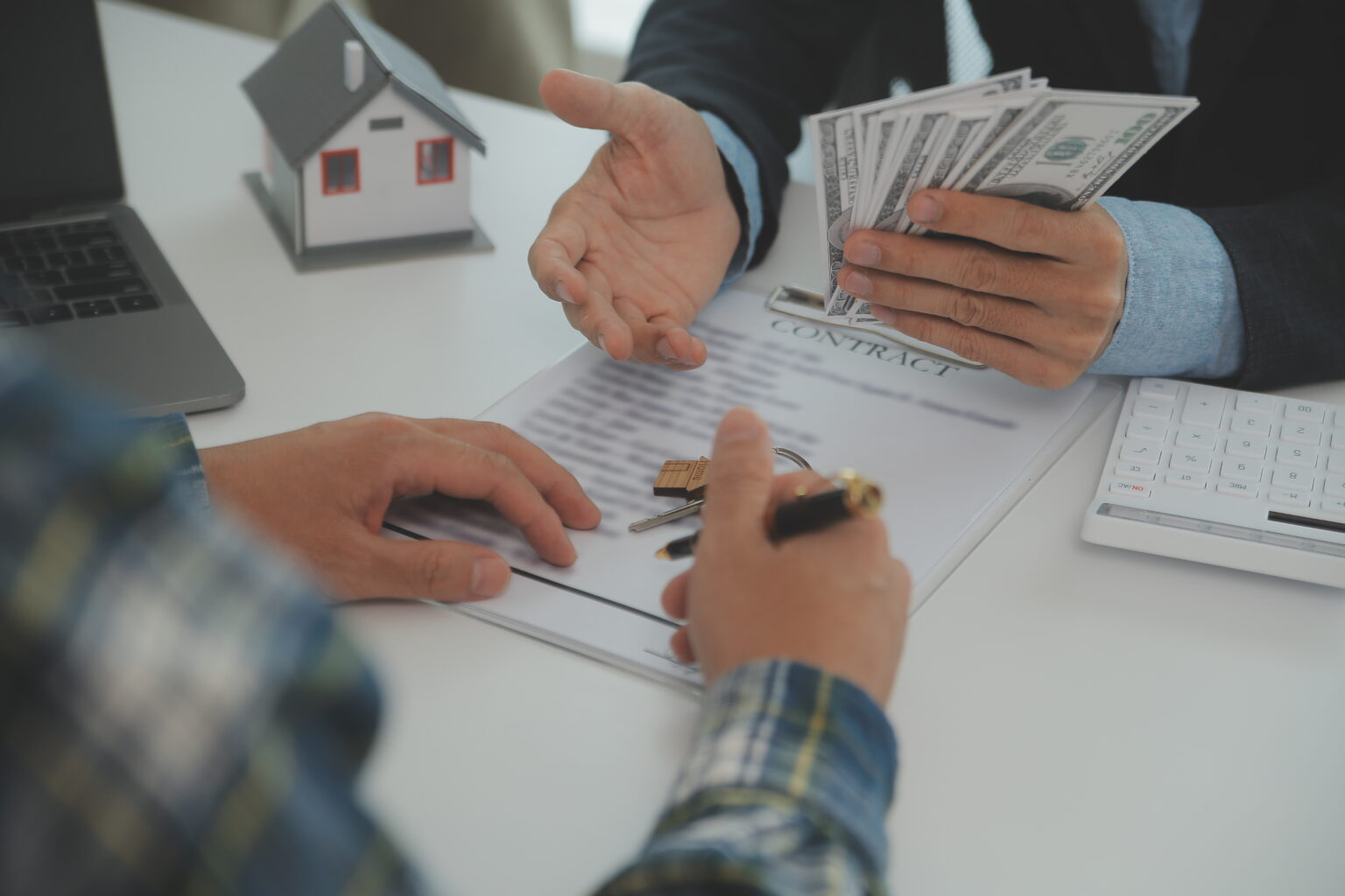 Syndyk masy upadłości: uprawnienia wobec majątku dłużnika Syndyk Masy Upadłości: Uprawnienia wobec mieszkania, pensji i majątku dłużnika